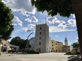 Novi Vinodolski Zentrum. Geschäfte und Restaurants.