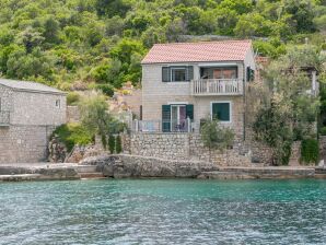 Two bedroom apartment near beach Cove Donja Kruščica - Donja Krušica, Šolta A-11146-a