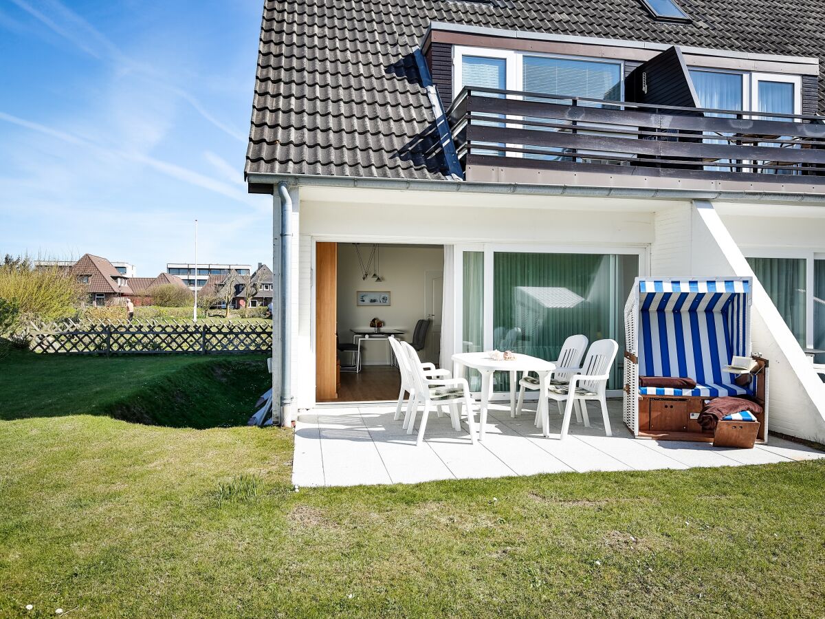 Südterrasse mit Gartenmöbeln (in der Saison)