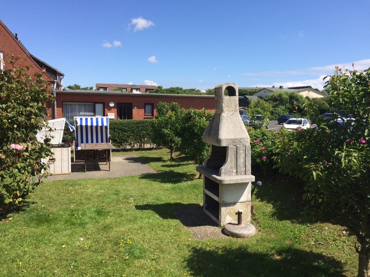 Gemeinschaftsgarten mit Strandkorb in der Saison