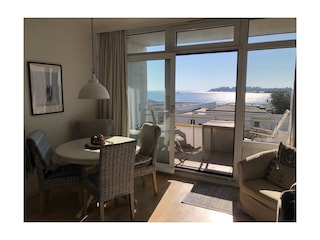 Essbereich im Wohnzimmer mit Meerblick
