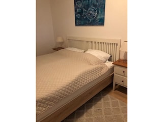 Doppelbett im separaten Schlafzimmer