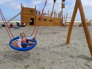 Piratenschiff fuer Kinder am Nordseestrand