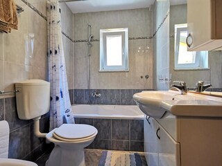Das Badezimmer .1.mit Badewanne. Die Bäder