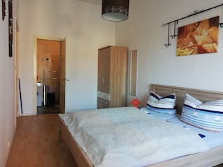 Schlafzimmer 1