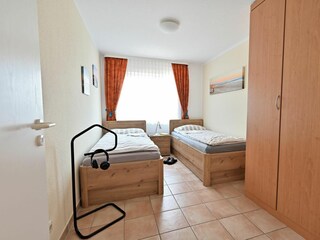 Schlafzimmer mit zwei Einzelbetten