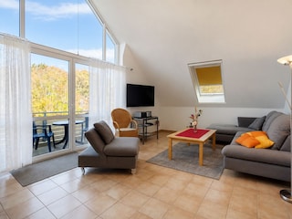 Wohnbereich mit Sofa und Blick zum Balkon