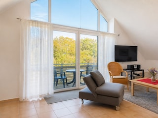 Wohnbereich mit Blick zum Balkon