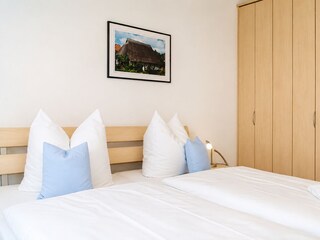 2. Schlafzimmer mit Doppelbett und Kleiderschrank