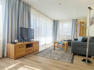 Wohnbereich mit Sofa und TV