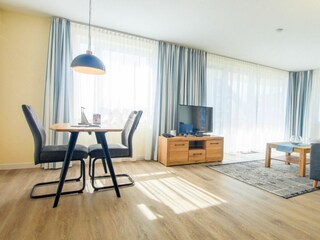 Essbereich mit Blick ins Wohnzimmer