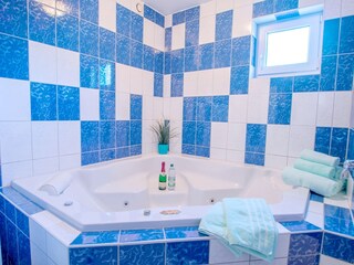 Whirlpool im Wellnessbereich (kostenpflichtig)