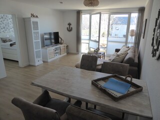 Essbereich mit Blick auf das Wohnzimmer