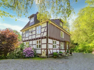 Hausansicht im Sommer