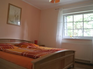 Ruhiges Schlafzimmer mit Ausblick ins Grüne