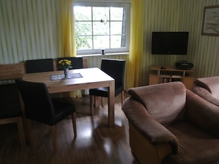 Wohnzimmer mit Essecke und Couchecke