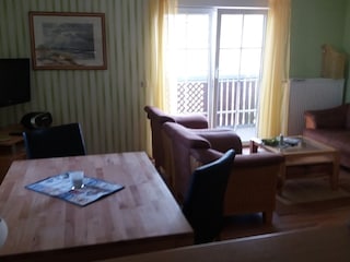 Wohnzimmer mit Essecke und Couchecke