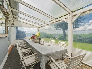 überdachte und windgeschützte Terrasse