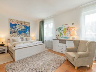 Familienzimmer mit Doppelbett & Etagenbett gegenüber