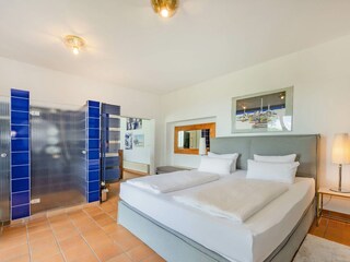 2. Schlafzimmer mit Doppelbett & Bad