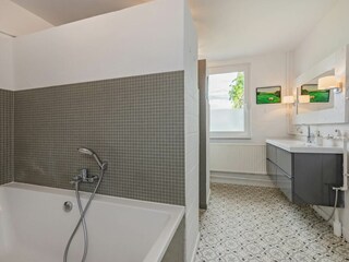 2. Badezimmer mit WC, Wanne, Dusche, Waschtisch