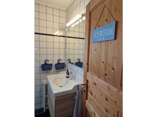 Bad mit Dusche und WC