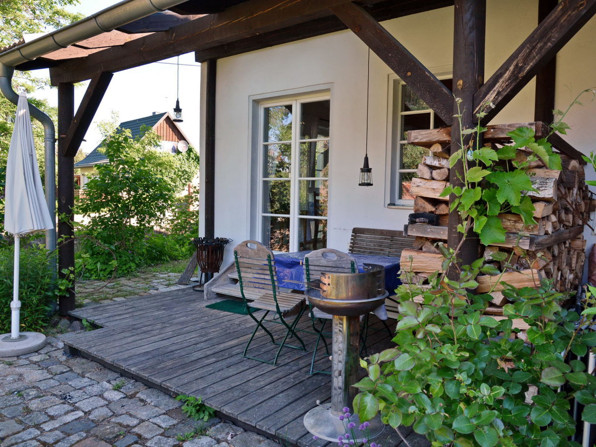 Terrasse mit Kaminholz