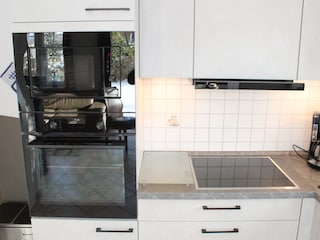Küche mit Backofen, Mikrowelle, Cerankochfeld