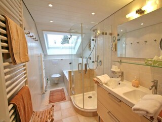 Komfort-Bad mit Doppelwaschtisch, 2 Handtuchwärmer, Dusche und Wanne (zus. Gäste WC)