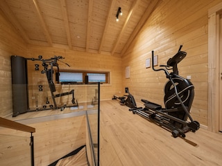 Empore mit Fitnessgeräten