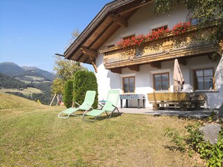 Nach Westen gelegene Sonnenterrasse mit Liegestühlen.