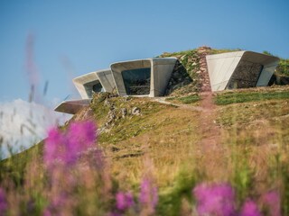 Zwei der berühmten Messner Mountain Museum  in Brueneck
