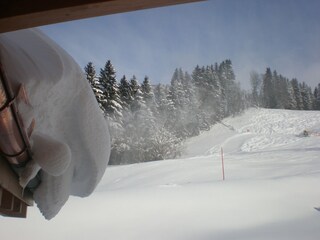 Blick vom Schlafzimmer auf die Piste Nr.51