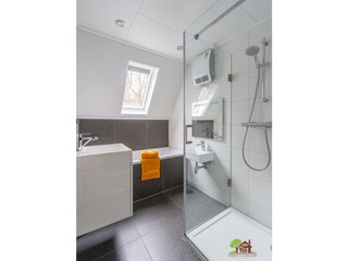 badkamer met bad en douchecel