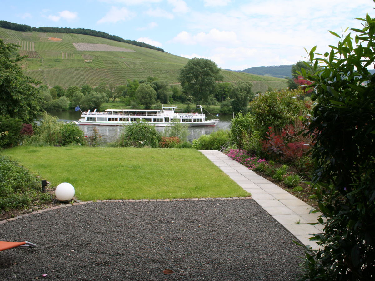 Garden in front of the holiday home ÜberFluss - just for you -