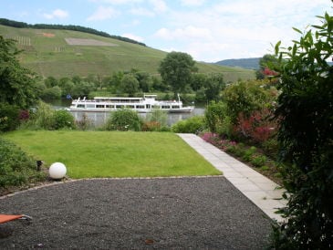 Holiday apartment 'ÜberFluss' on the banks of the Moselle