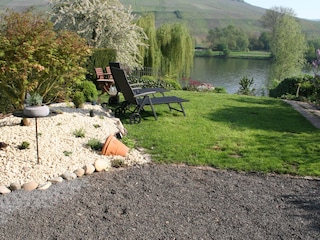 Liegewiese vor der Terrasse Ferienwohnung ÜberFluss