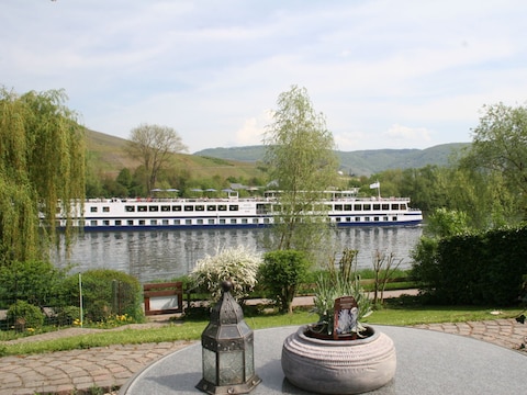 Holiday apartment 'ÜberFluss' on the banks of the Moselle