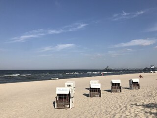 Weißer breiter Sandstrand