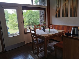 Sitzecke mit Blick in Garten und Wald