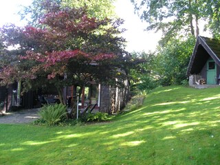 Ansicht auf Terrasse und Gartenhäuschen