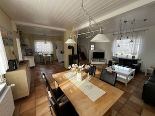 Blick in den Wohn- und Essbereich