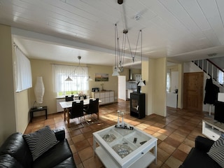 Blick in den Wohn- und Essbereich