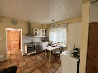 Blick in die Küche mit Durchgang zum Badezimmer