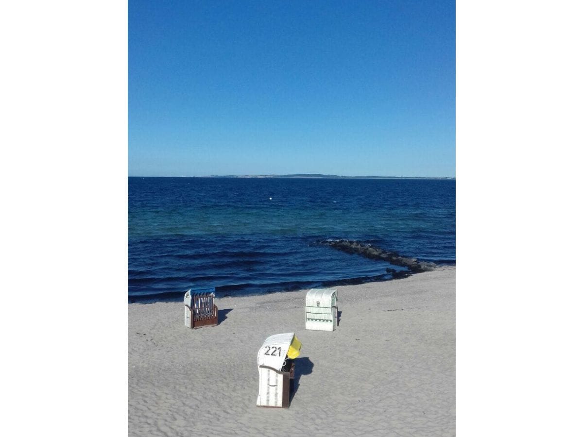 Strandkörbe am Strand vor dem Ostseenest