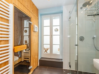 Das Bad im Warftgeschoss mit der Sauna