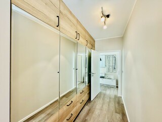 mit großem Kleiderschrank