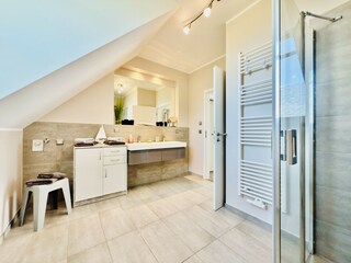 Doppelwaschbecken und bodentiefer Dusche