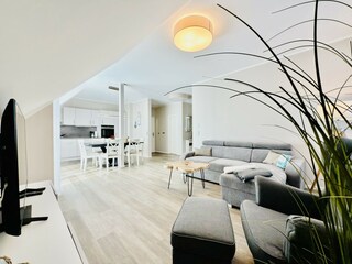 Wohnzimmer mit Blick in die Wohnküche