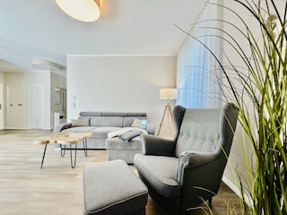 Großzügiges und lichtdurchflutetes Wohnzimmer